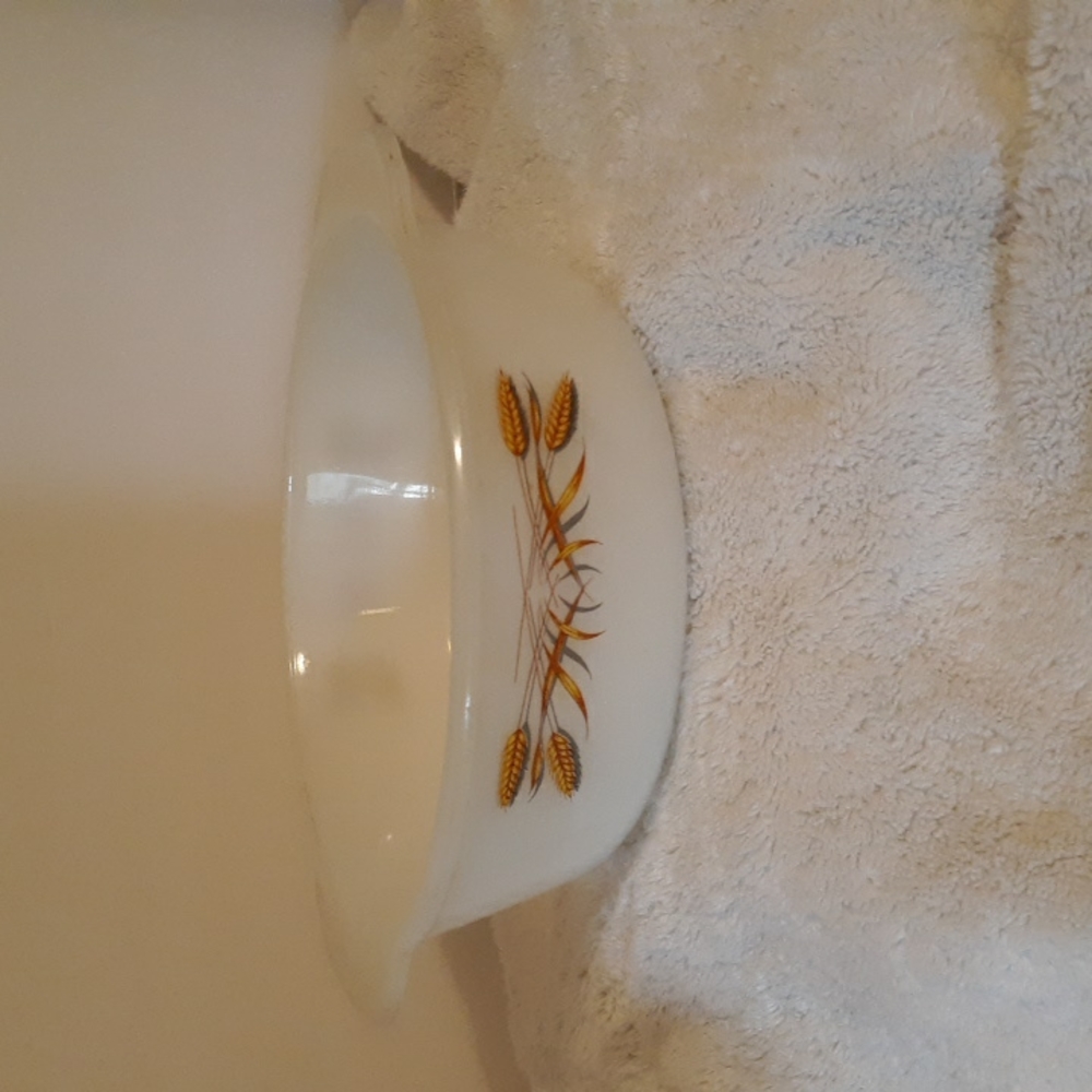 Fire King 1 1/2 qt casserole dish